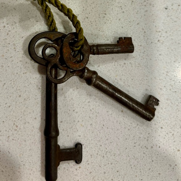 Vintage Keys Skeleton Keys Antique Rustic Home Decor - Picture 2 of 3